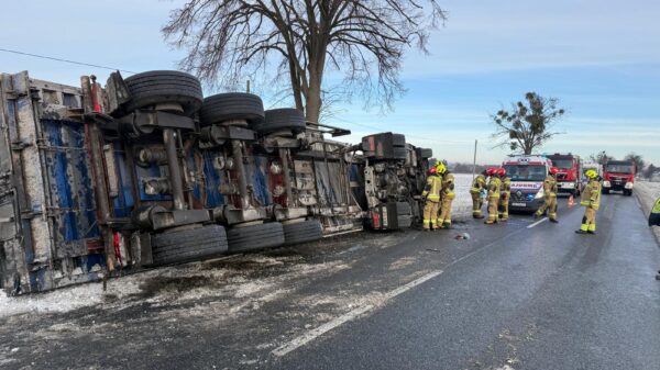 Wypadek ciężarówki na DK40 między Pokrzywnicą a Większycami. Przewrócony tir z burakami