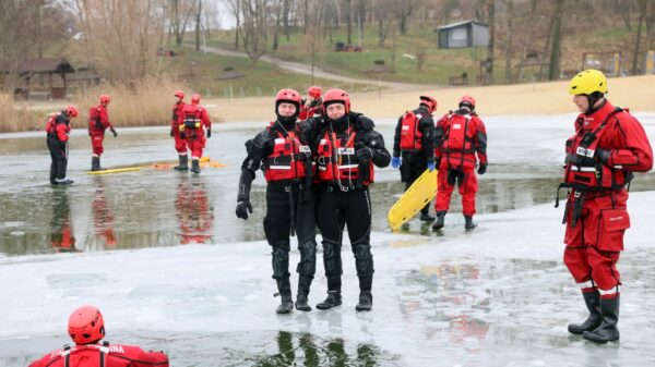 Szkolenie z ratownictwa lodowego strażaków w Opolu. Ćwiczenia na akwenie Bolko