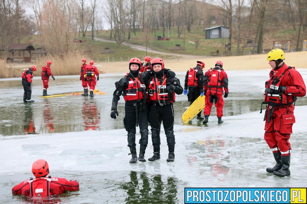 Szkolenie z ratownictwa lodowego strażaków w Opolu. Ćwiczenia na akwenie Bolko