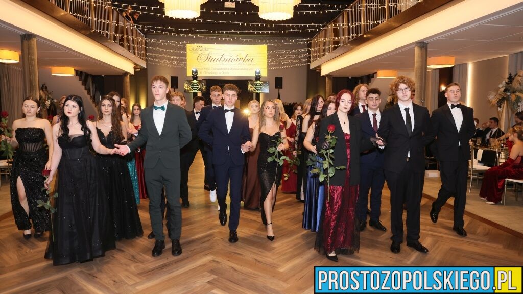 Studniówka ZSTiO im. K. Gzowskiego w Prószkowie. Ten wieczór maturzyści zapamiętają na całe życie