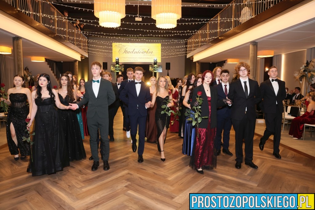 Studniówka ZSTiO im. K. Gzowskiego w Prószkowie. Ten wieczór maturzyści zapamiętają na całe życie