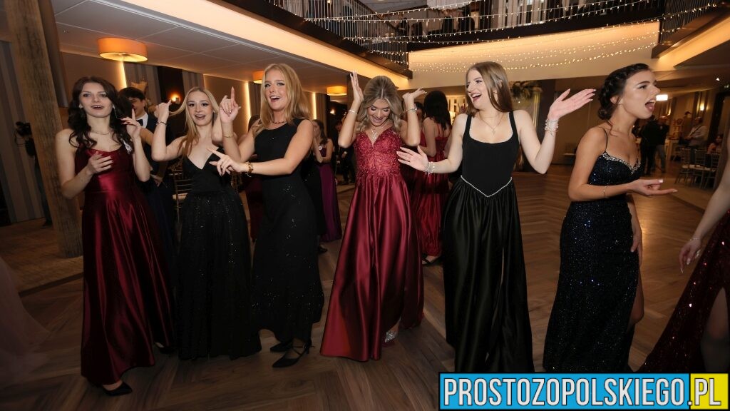 Studniówka LO nr VI w Opolu w Arkasie. Bal rozpoczęty tradycyjnym polonezem