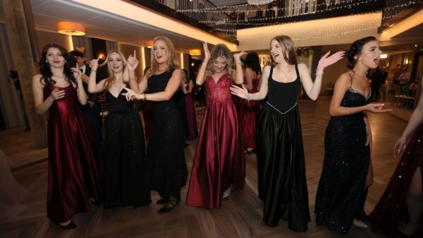 Studniówka LO nr VI w Opolu w Arkasie. Bal rozpoczęty tradycyjnym polonezem