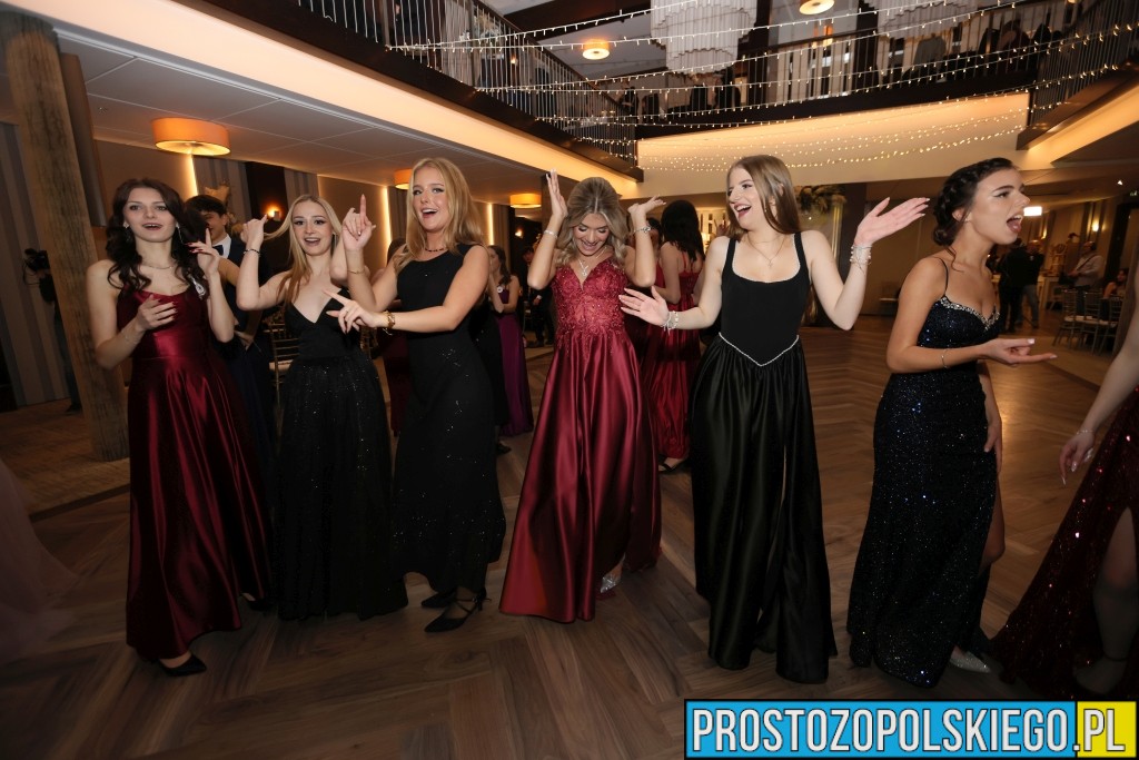 Studniówka LO nr VI w Opolu w Arkasie. Bal rozpoczęty tradycyjnym polonezem