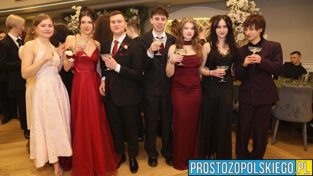 Maturzyści Plastyczniaka świętowali studniówkę 2026 w Chrząszczycach. Zabawa trwała do rana