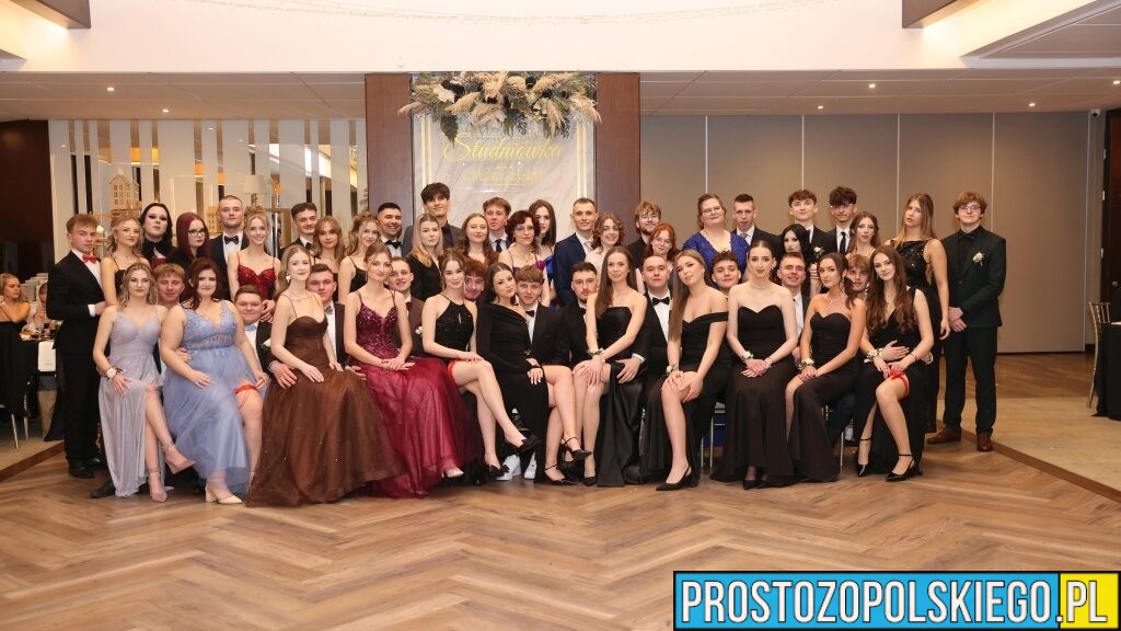 Studniówka ZSB w Prószkowie. „Budowlanka” zatańczyła poloneza z nauczycielami