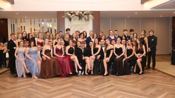 Studniówka ZSB w Prószkowie. „Budowlanka” zatańczyła poloneza z nauczycielami