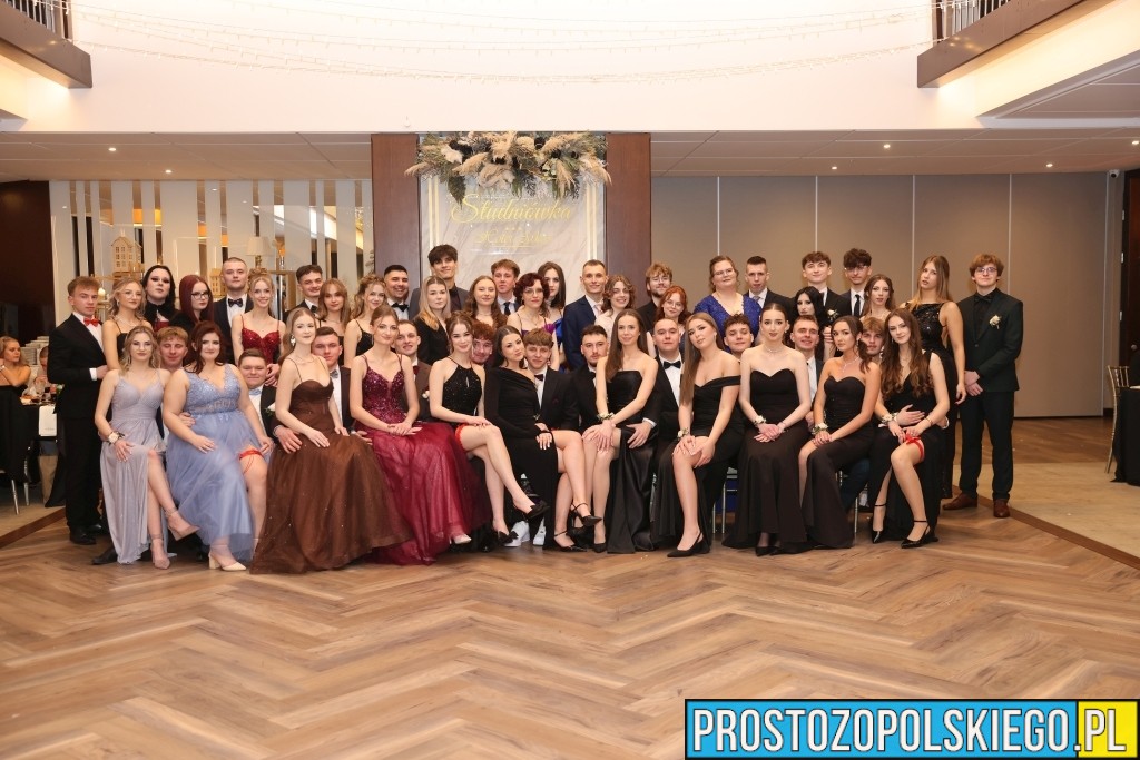 Studniówka ZSB w Prószkowie. „Budowlanka” zatańczyła poloneza z nauczycielami