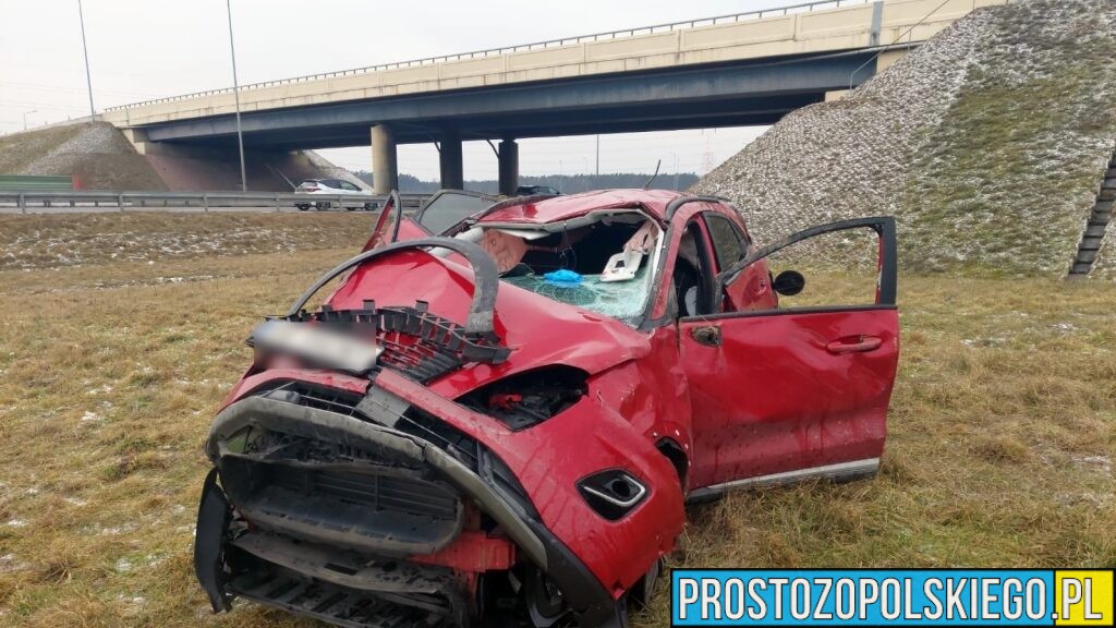 Dachowanie na A4 pod Dąbrówką Górną. Kierowca forda trafił pod opiekę ratowników