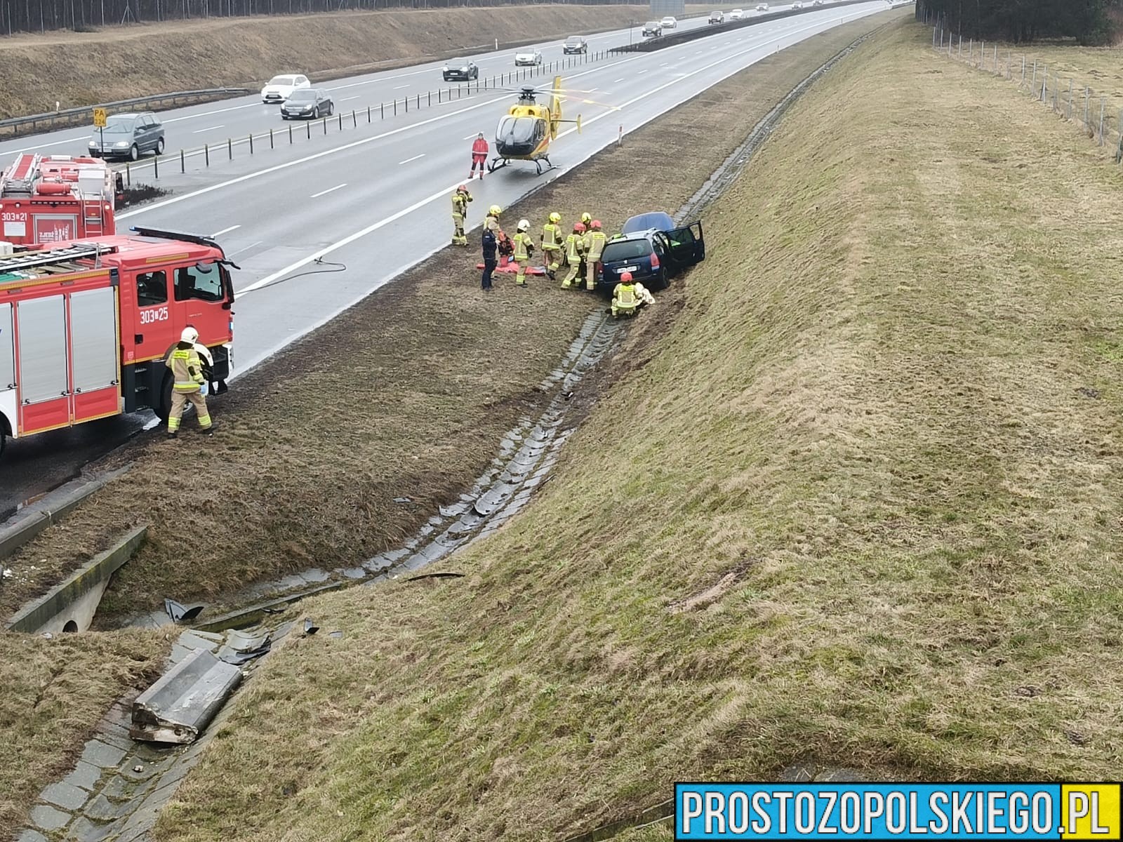 autostrada, A4, dachowanie na autostradzie,, 226 kier katowice autostrada, utrudnienie na autostradzie, wypadki na autostradzie, auto dachowało na autortradzie A4 kier katowice 226 km,