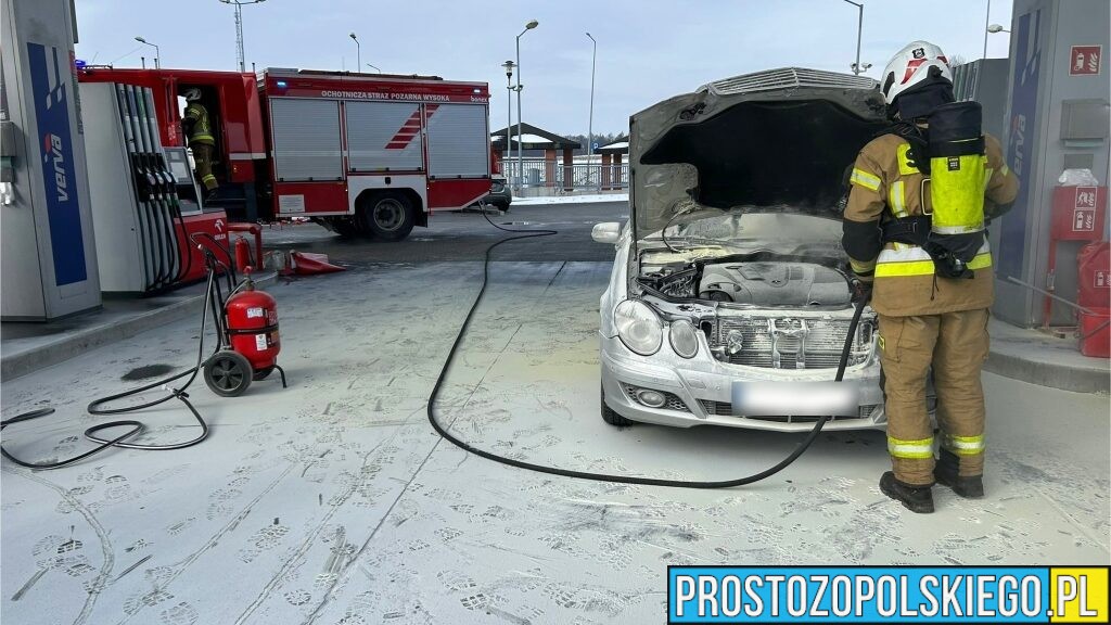 Pożar samochodu na MOP-ie Wysoka przy autostradzie A4. Interweniowały cztery zastępy straży