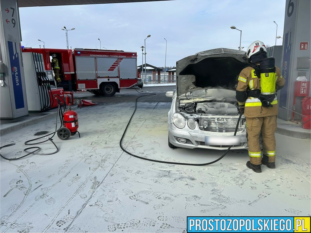 Pożar samochodu na MOP-ie Wysoka przy autostradzie A4. Interweniowały cztery zastępy straży