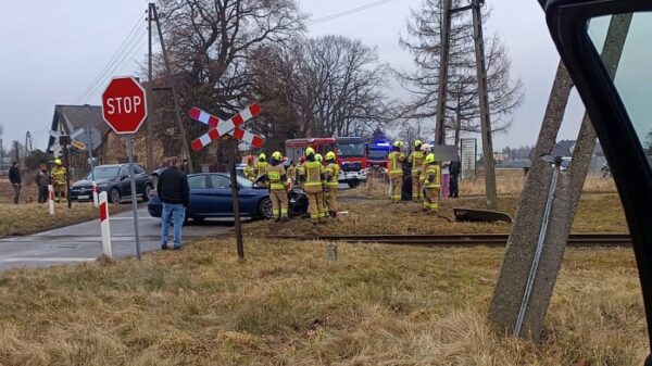 Wypadek na przejeździe kolejowym w Kotorzu Małym. BMW zderzyło się z szynobusem