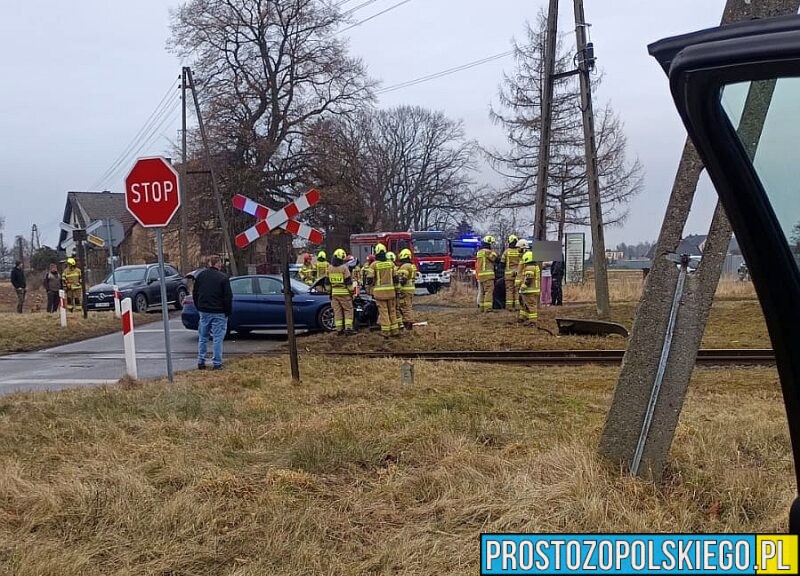 Wypadek na przejeździe kolejowym w Kotorzu Małym. BMW zderzyło się z szynobusem