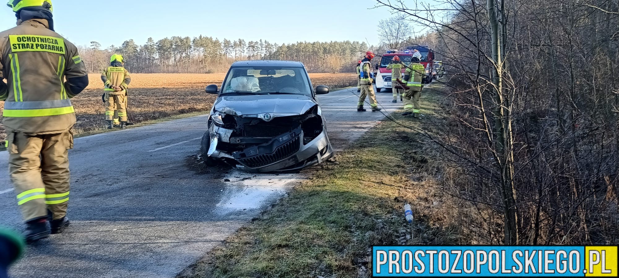 Wypadek między Domaszowicami a Siemysłowem. Samochód osobowy wpadł do rowu