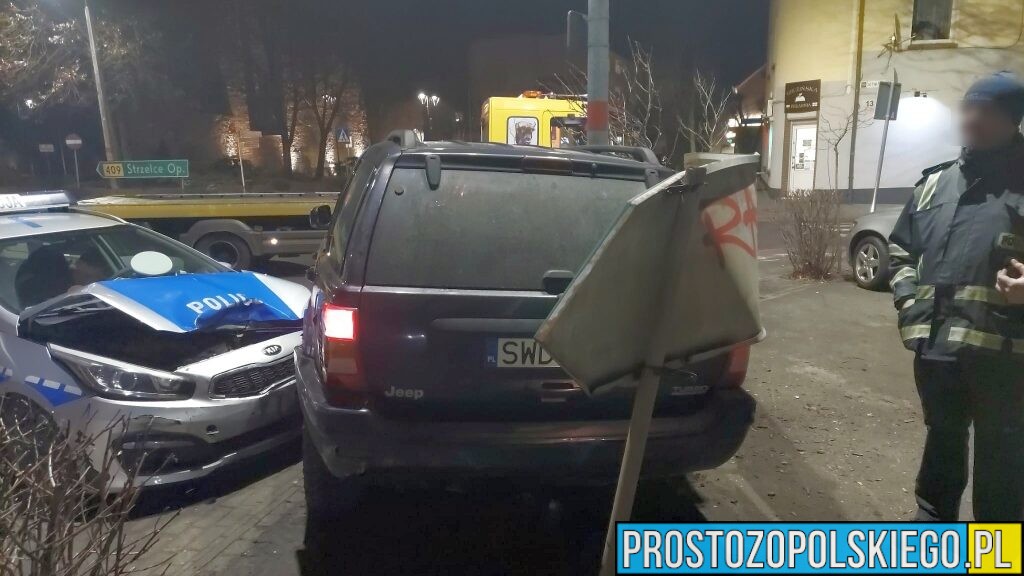 Policyjny pościg w Krapkowicach. Radiowóz staranował Jeepa uciekającego po kradzieży paliwa