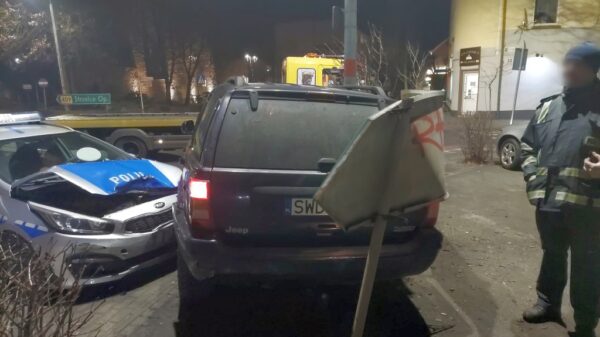 Policyjny pościg w Krapkowicach. Radiowóz staranował Jeepa uciekającego po kradzieży paliwa