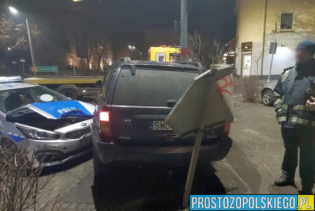 Policyjny pościg w Krapkowicach. Radiowóz staranował Jeepa uciekającego po kradzieży paliwa