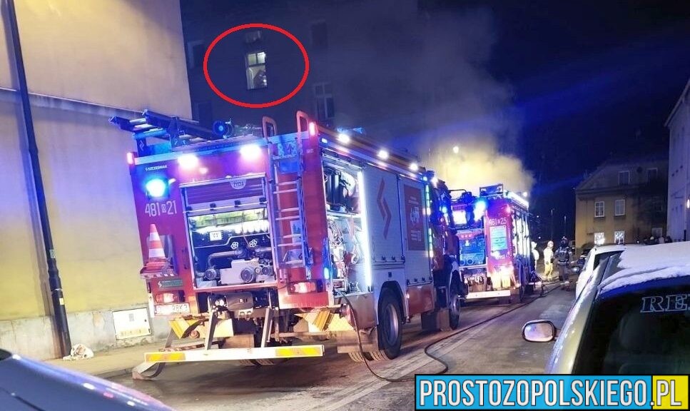 Pożar mieszkania w Prudniku. Ewakuacja mieszkańców i zwierząt, trzy osoby w szpitalu