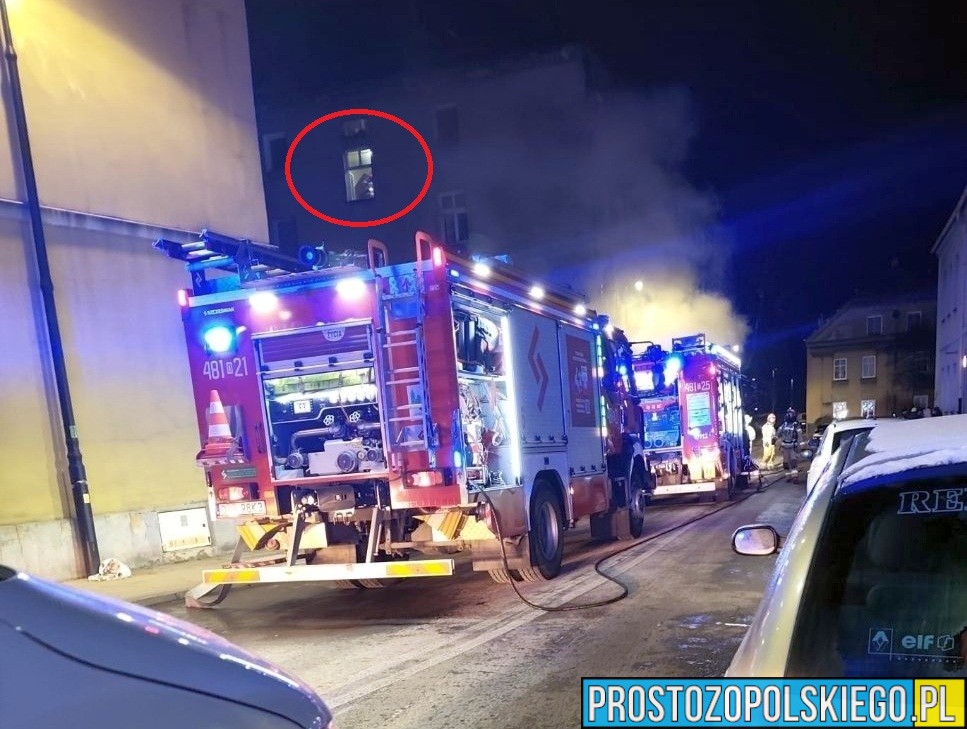 Pożar mieszkania w Prudniku. Ewakuacja mieszkańców i zwierząt, trzy osoby w szpitalu