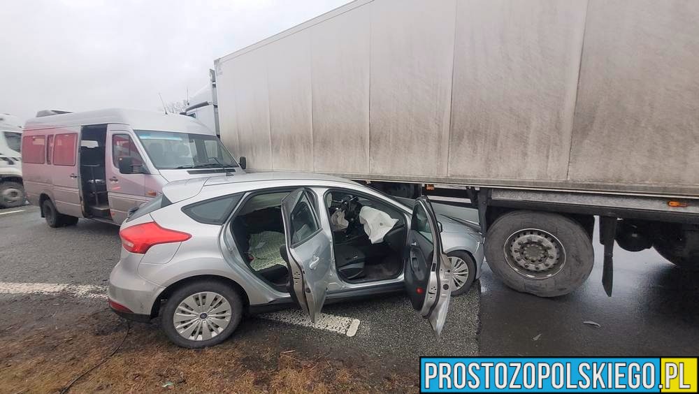 Zderzenie trzech pojazdów na DK39 w Łukowicach Brzeskich. 11 osób uczestniczyło w wypadku