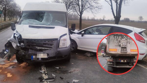 Zderzenie trzech pojazdów w rejonie Frydrychów w powiecie nyskim