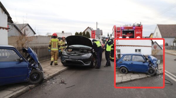 Wypadek na ul. Wrocławskiej w Opolu. Seniorka zasłabła za kierownicą Fiata 126p i wjechał w zaparkowane auta.