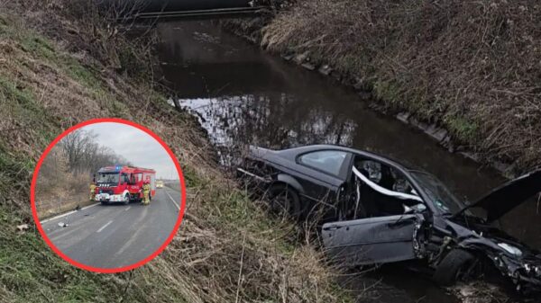 Kędzierzyn-Koźle: Zderzenie BMW z ciężarówką na ul. Mostowej. Osobówka wpadła do rowu z wodą
