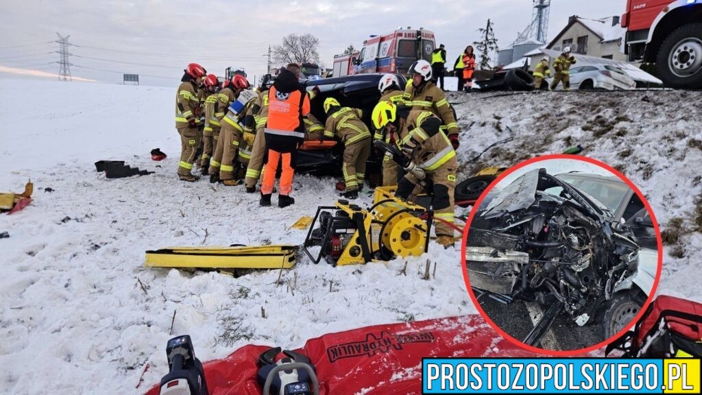 Poważny wypadek na DK45 w rejonie Polska Cerekiew. Trzy auta zderzyły się czołowo