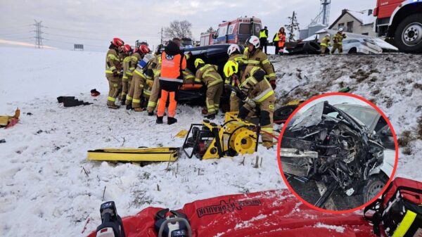Poważny wypadek na DK45 w rejonie Polska Cerekiew. Trzy auta zderzyły się czołowo