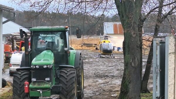 Śmiertelny wypadek w gospodarstwie rolnym. 30-letni mężczyzna zginął przygnieciony przez maszynę rolniczą