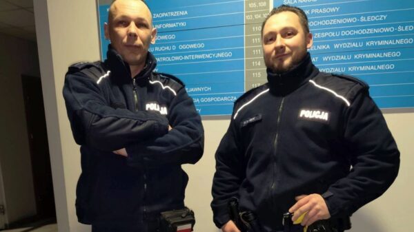 37-latek z niepełnosprawnością utknął w płonącej kamienicy – pomogli policjanci z Prudnika