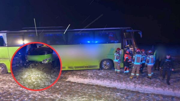 Autokar z 44 pasażerami wypadł z drogi na A4.