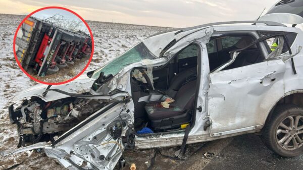 Poważny wypadek na DK41. Czołowe zderzenie auta osobowego z ciężarówką, droga zablokowana