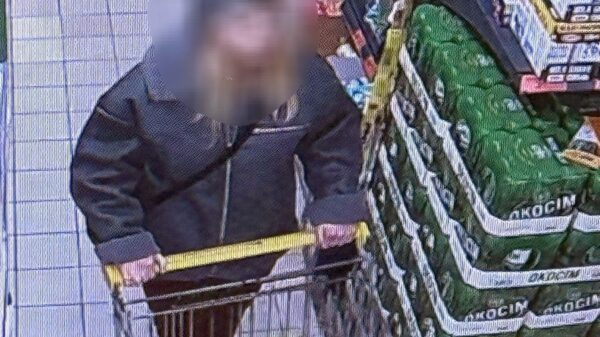 Kradzież w markecie w Głubczycach. Zatrzymano trzy osoby, w tym 23-letnią kobietę