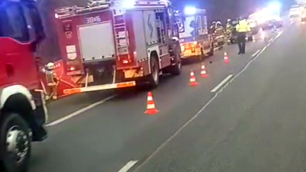 Wypadek na DK46 w Dąbrowie. Zderzenie auta osobowego z ciężarówką, dziecko pod opieką ratowników