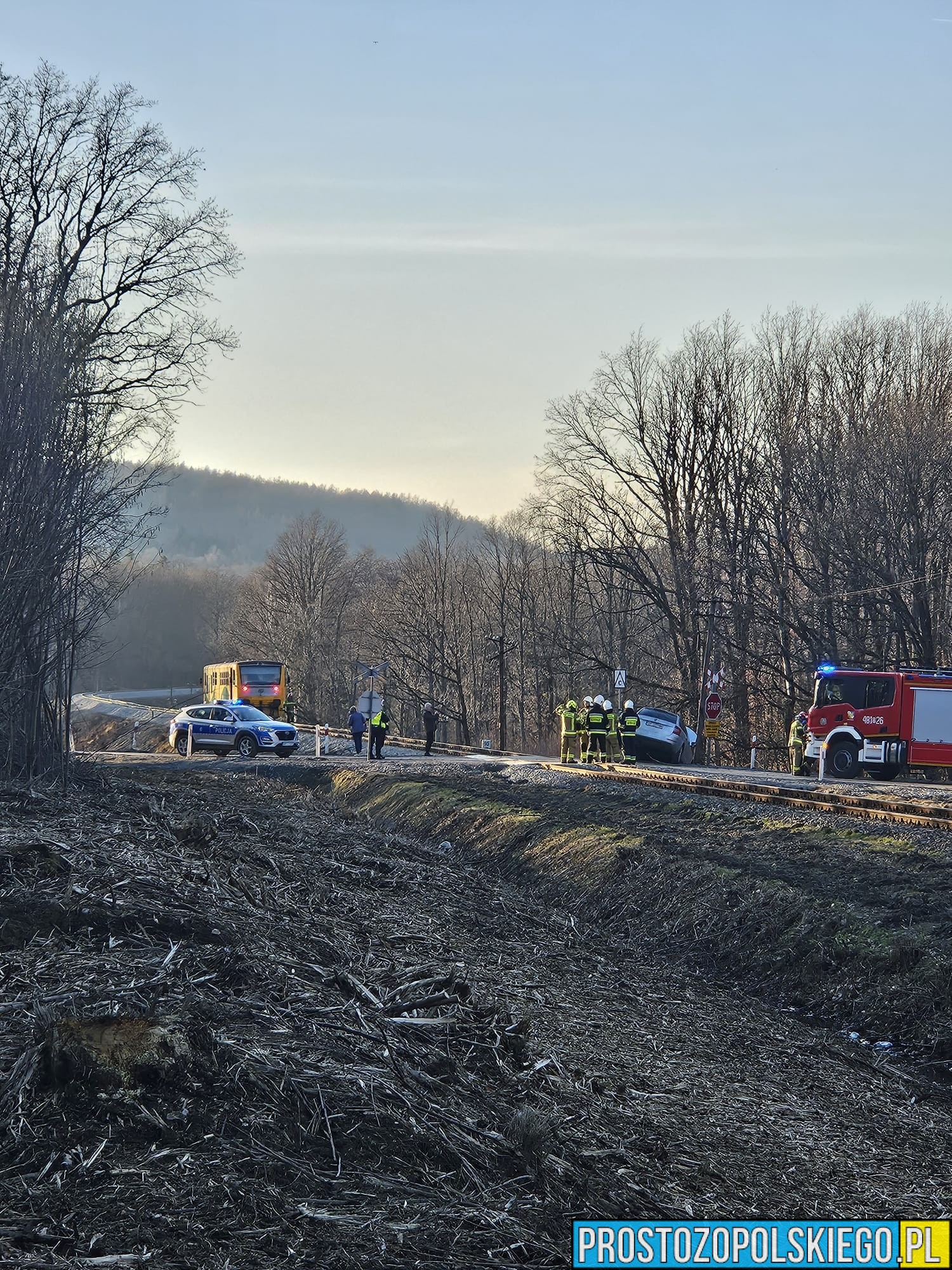 wypadek na&nbsp;przejeździe, wypadek na&nbsp;nie strzeżonym przejeździe, wypadek z&nbsp;pociągiem, zderzenie auta z&nbsp;pociągiem, wypadek na&nbsp;torach, wypadek w&nbsp;pokrzywnej, czeski pociąg, 