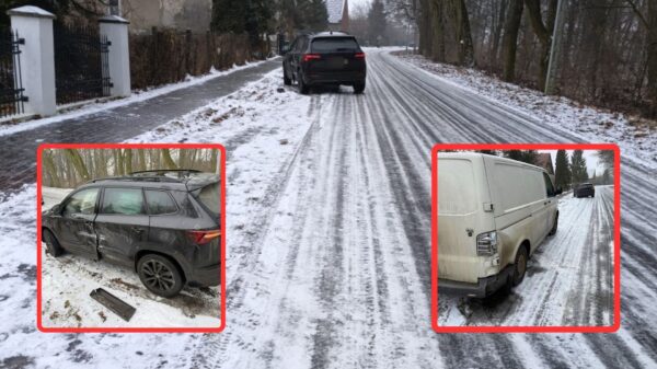 Śliska droga w gminie Namysłów. Skoda uderzyła w zaparkowanego busa. Zadziałał system e-Call