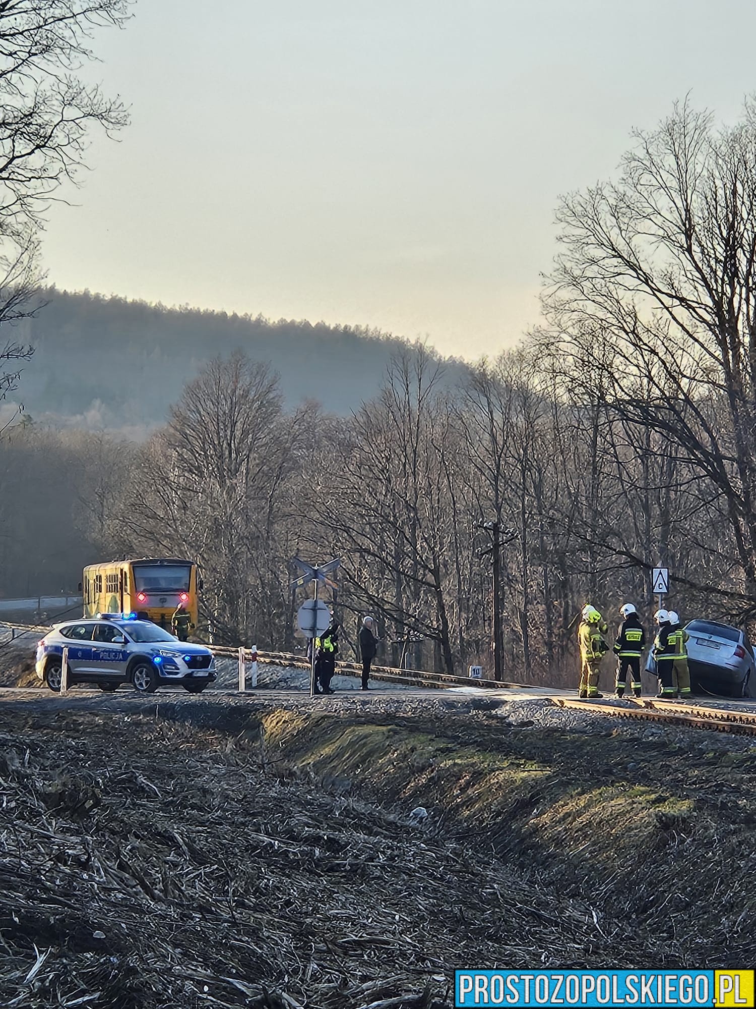 wypadek na&nbsp;przejeździe, wypadek na&nbsp;nie strzeżonym przejeździe, wypadek z&nbsp;pociągiem, zderzenie auta z&nbsp;pociągiem, wypadek na&nbsp;torach, wypadek w&nbsp;pokrzywnej, czeski pociąg, 