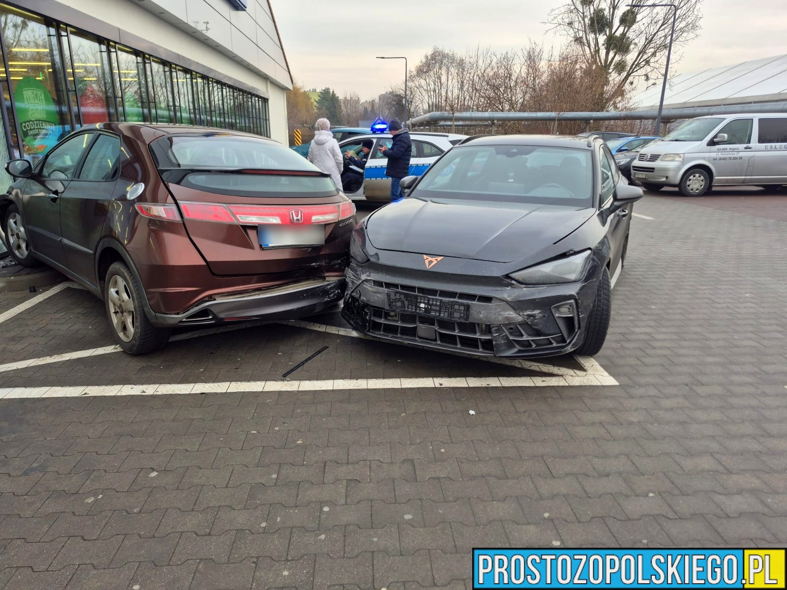 Brzeg: Pijany kierowca uszkodził trzy auta i witrynę sklepu. Miał 3 promile alkoholu
