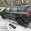 Śliska droga w gminie Namysłów. Skoda uderzyła w zaparkowanego busa. Zadziałał system e-Call