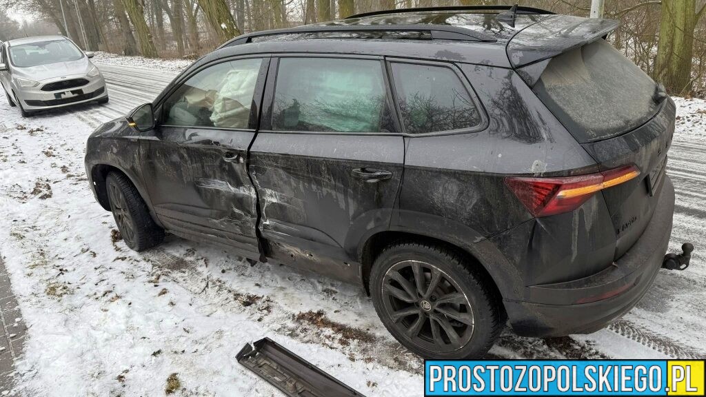 Śliska droga w gminie Namysłów. Skoda uderzyła w zaparkowanego busa. Zadziałał system e-Call