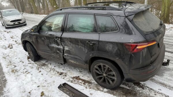 Śliska droga w gminie Namysłów. Skoda uderzyła w zaparkowanego busa. Zadziałał system e-Call