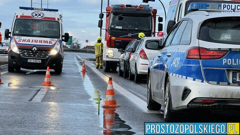 Wypadek na DK45 między Reńską Wsią a Większycami. Zderzenie dwóch aut osobowych i ciężarówki, która odjechała z miejsca zdarzenia