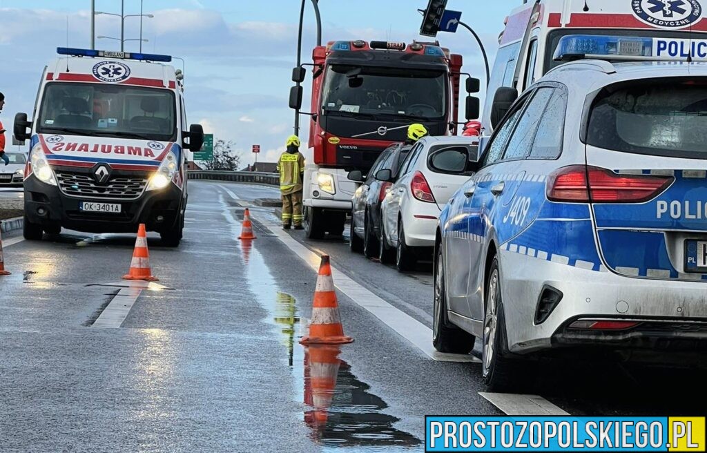 Wypadek na&nbsp;DK45 między Reńską Wsią a&nbsp;Większycami. Zderzenie dwóch aut osobowych i&nbsp;ciężarówki, która odjechała z&nbsp;miejsca zdarzenia