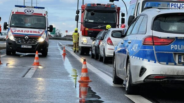 Wypadek na DK45 między Reńską Wsią a Większycami. Zderzenie dwóch aut osobowych i ciężarówki, która odjechała z miejsca zdarzenia