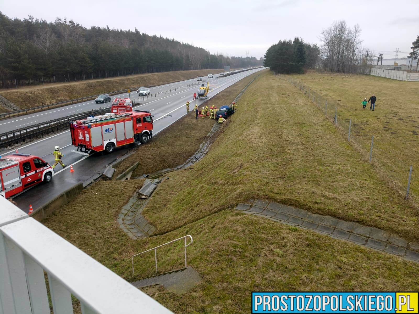 autostrada, A4, dachowanie na autostradzie,, 226 kier katowice autostrada, utrudnienie na autostradzie, wypadki na autostradzie, auto dachowało na autortradzie A4 kier katowice 226 km,