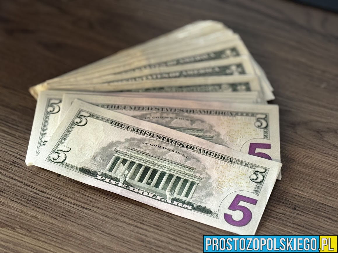 Kradzież 900 dolarów w Krapkowicach. Podejrzany gwałtownie zatrzymany przez policję