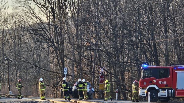 Zderzenie pociągu z samochodem osobowym w Pokrzywnej. Na miejscu pracują służby ratunkowe