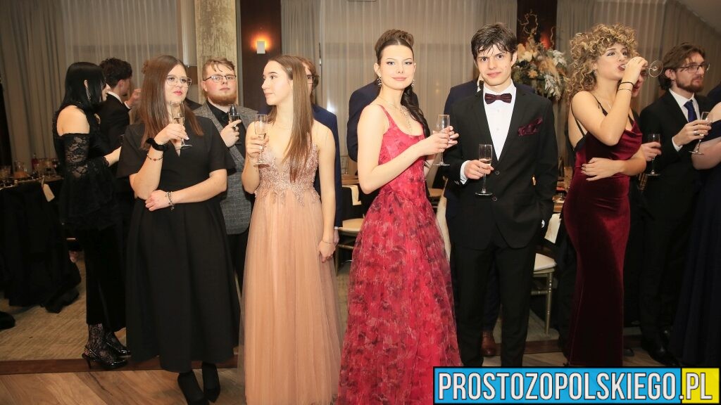 Trzy polonezy i szampańska zabawa „Elektryczniaka”. Studniówka w Hotelu Arkas do białego rana